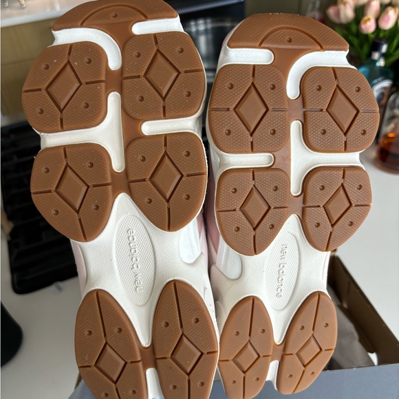 New balance 9060 rose pink rare color never worn! - Picture 3 of 4